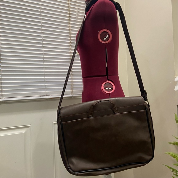 Debco brown leather University of Calgary stamped messenger shoulder bag. Used. - Picture 8 of 14